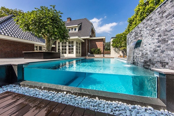 สระว่ายน้ำในบ้าน